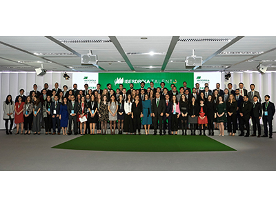 Foto Su Majestad la Reina Doña Letizia entrega las Becas Iberdrola con motivo de la jornada ‘Iberdrola Talento’ 